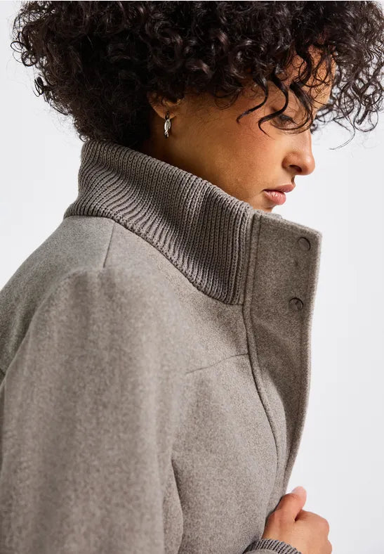 Abrigo corto con detalles de punto