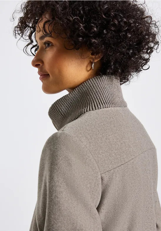 Abrigo corto con detalles de punto