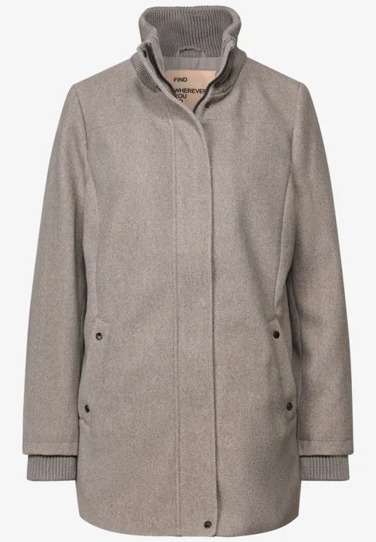 Abrigo corto con detalles de punto