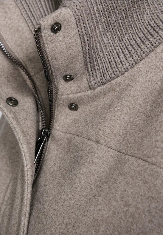 Abrigo corto con detalles de punto