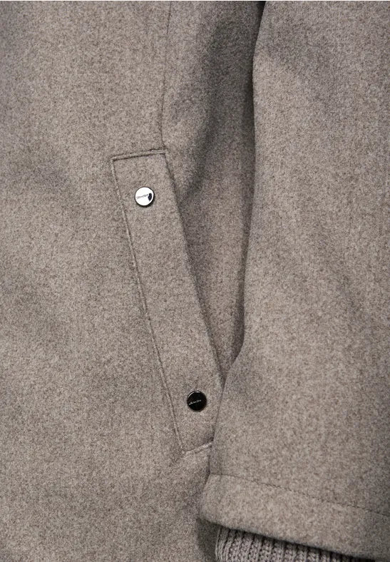 Abrigo corto con detalles de punto