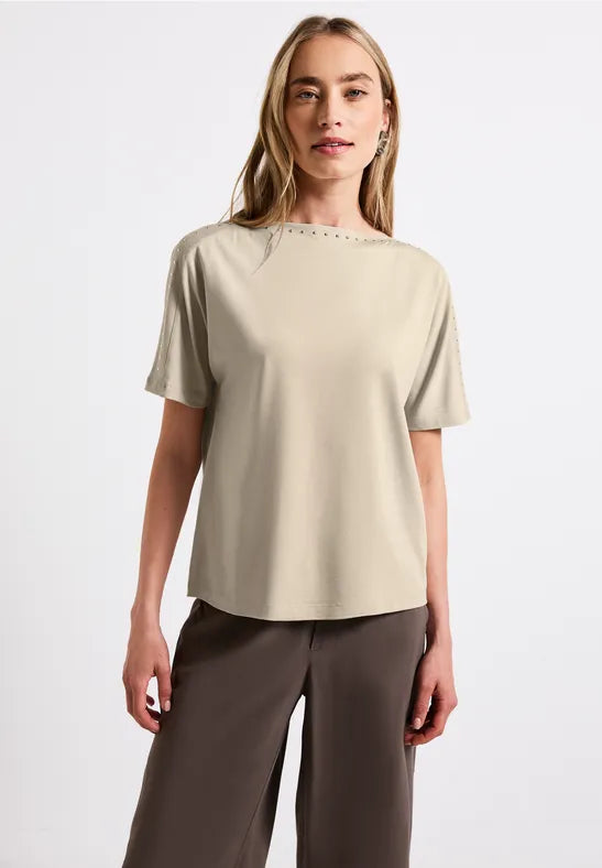 Camiseta con remaches